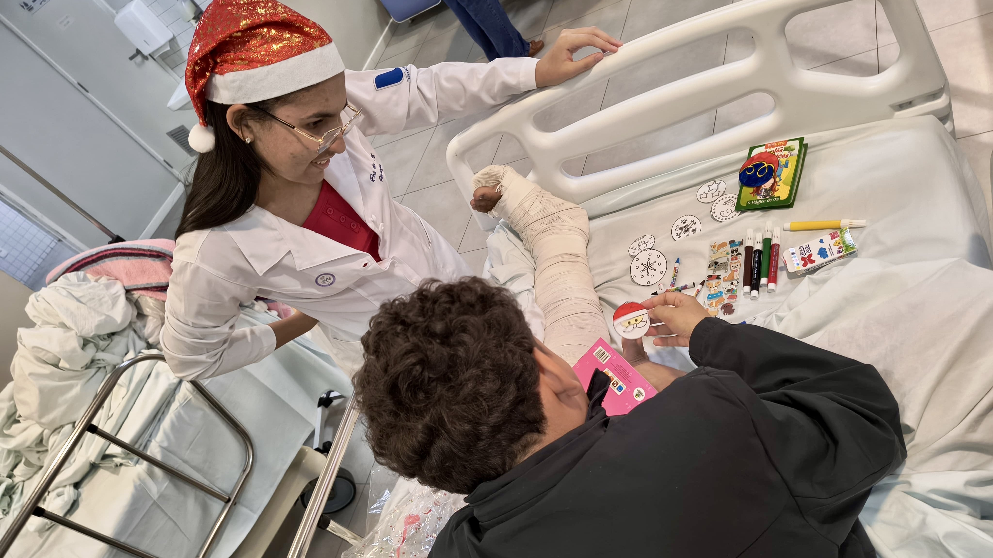 a foto mostra uma criança, parcialmente encoberta, sem mostrar o rosto, em um leito de hospital